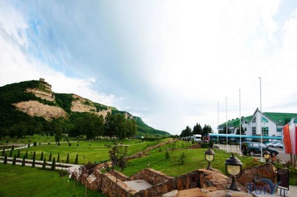 Деревянные домики у горного озера. Отель Адиюх-Пэлас. Северный Кавказ.