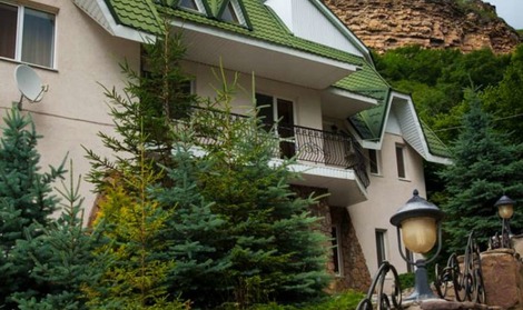 Лучшее место для отдыха в горах в домике у озера. Отель Адиюх-Пэлас.