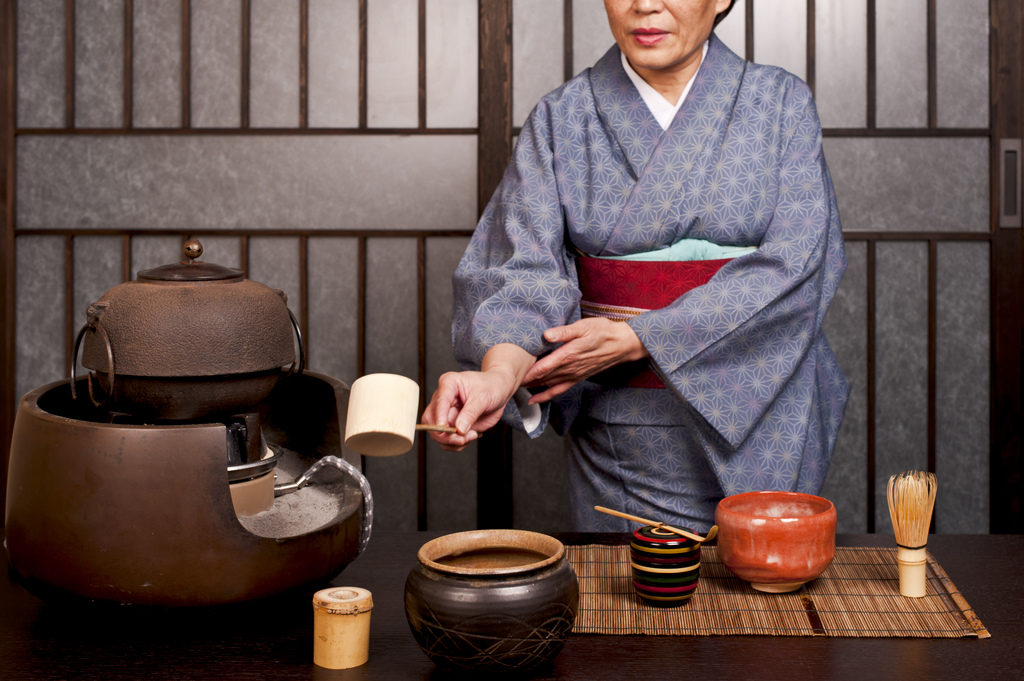 Мастер чайных церемоний. Чайная церемония Чосон. Тябако чайная церемония. Церемония чая в Японии. Церемония чаепития в Японии.