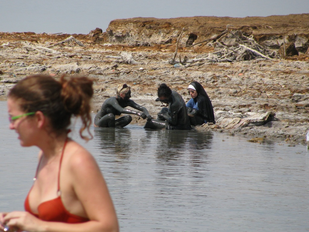 Мертвое море купание. Мертвое море купальни. Мёртвое море люди купаются. Мертвое море люди.