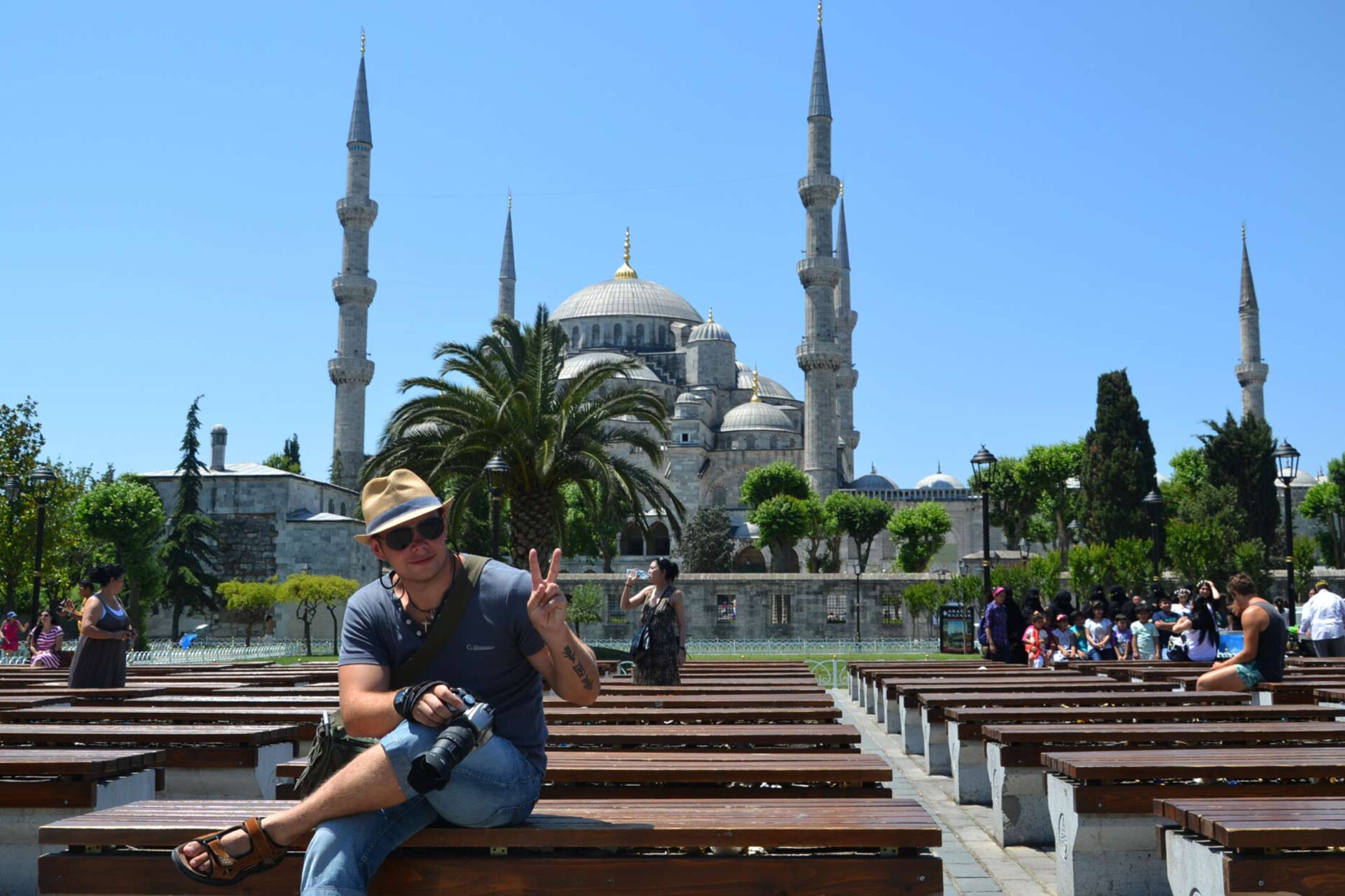 Когда выйдет один день в стамбуле прокат. Мечеть Султанахмет в Стамбуле. Набережная Стамбула Султанахмет. Площадь Султанахмет и голубая мечеть. Площадь в Стамбуле Султанахмет план.