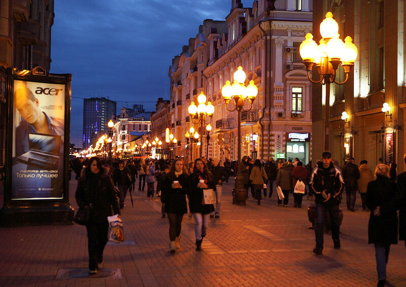 Улицы вечерней москвы. Улица Арбат в Москве. Старый Арбат ночью Москва. Улица Арбат Москва вечером. Прогулка старый Арбат Москва.