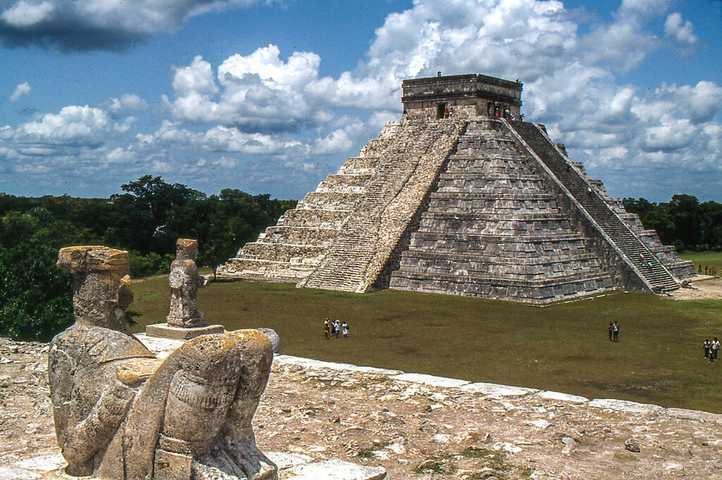 Древний город чичен ица. Пирамида Майя Чичен-ица. Пирамиды Чичен-ица в Мексике. Чичен-ица древний город Майя. Пирамида Кукулькана Мексика.