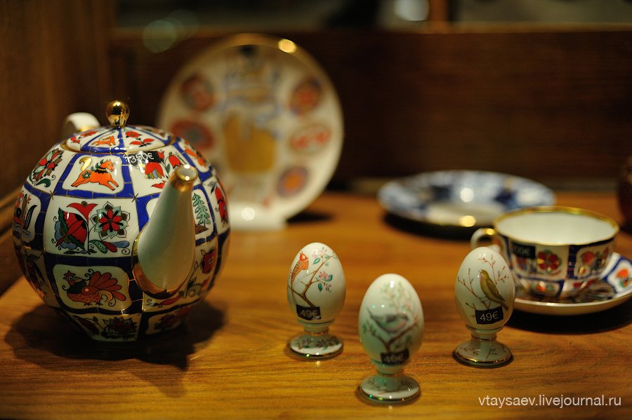 Decorative kettle and eggs