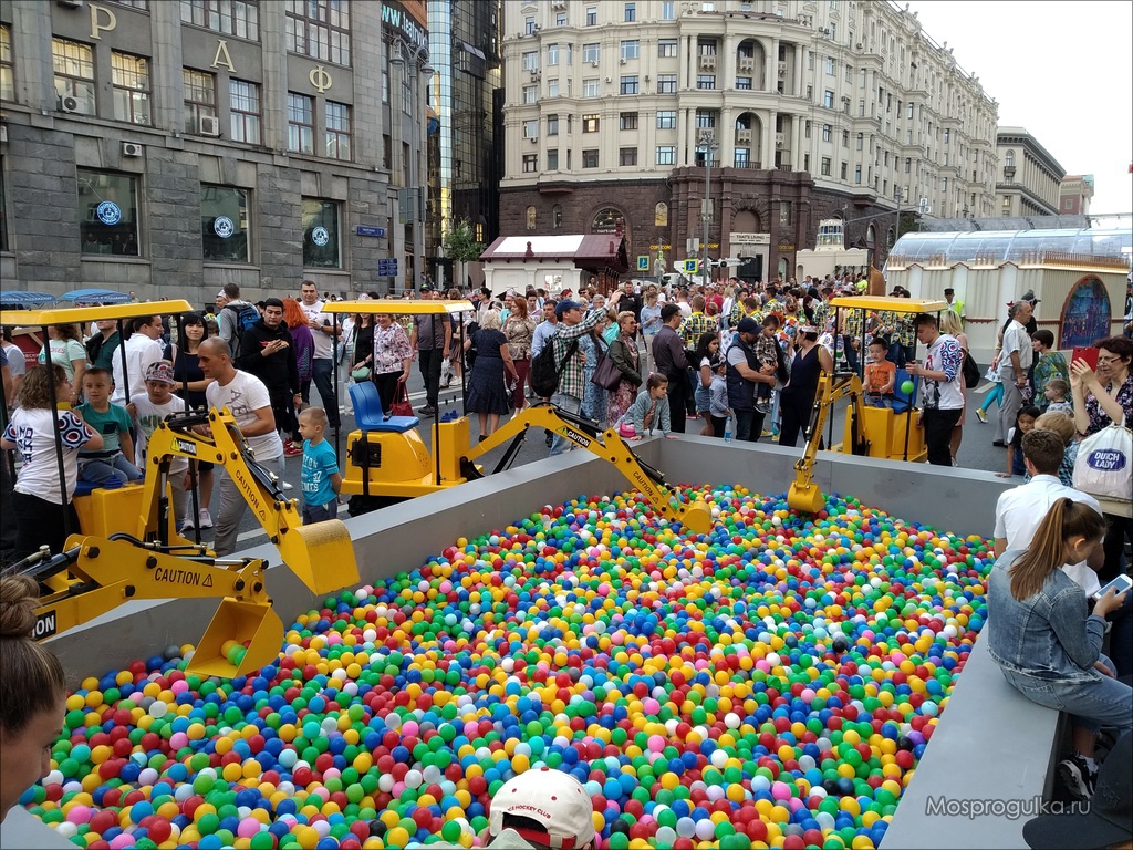 Куда пойти на праздники в москве. День города 2019 Тверская улица. День города на Тверской 2016. Концерт на Тверской в день города. Празднование дня города Москвы Тверская.