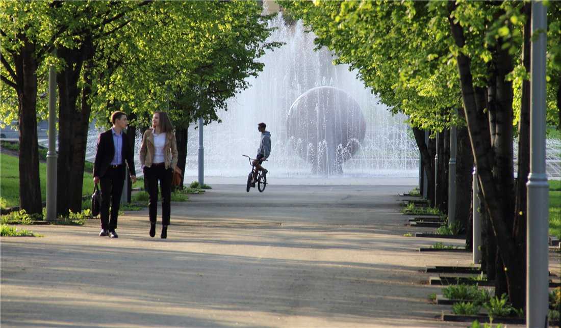 Можно пойти в парк. Парк для прогулок в Екатеринбурге. Парк Победы Череповец. Лето парк Смоленск. Прогулка в городе.