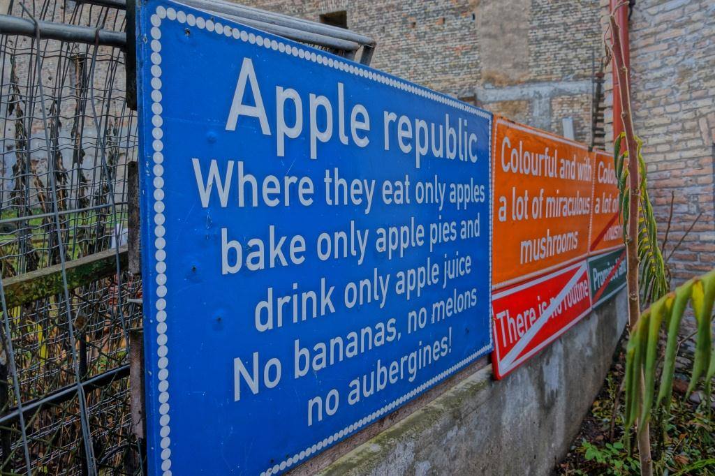 знаки в ужуписе яблочная республика