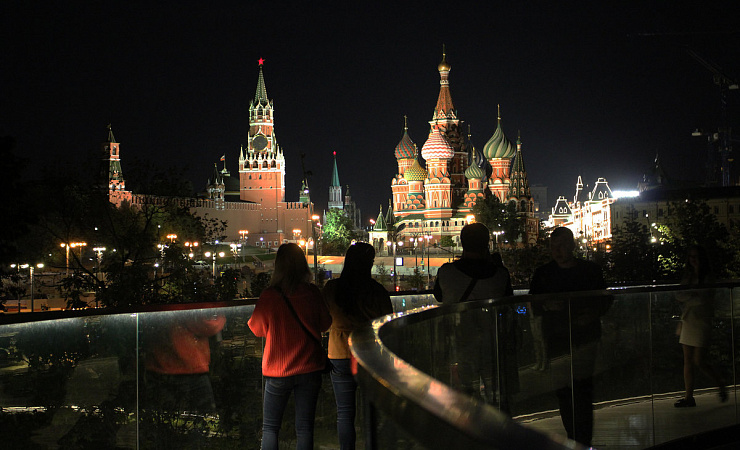 Москва предоставляется. Вечерняя Москва парк Зарядье. Красная площадь парк Зарядье. Парк Зарядье в Москве ночью. Парк Зарядье мост Кремль.