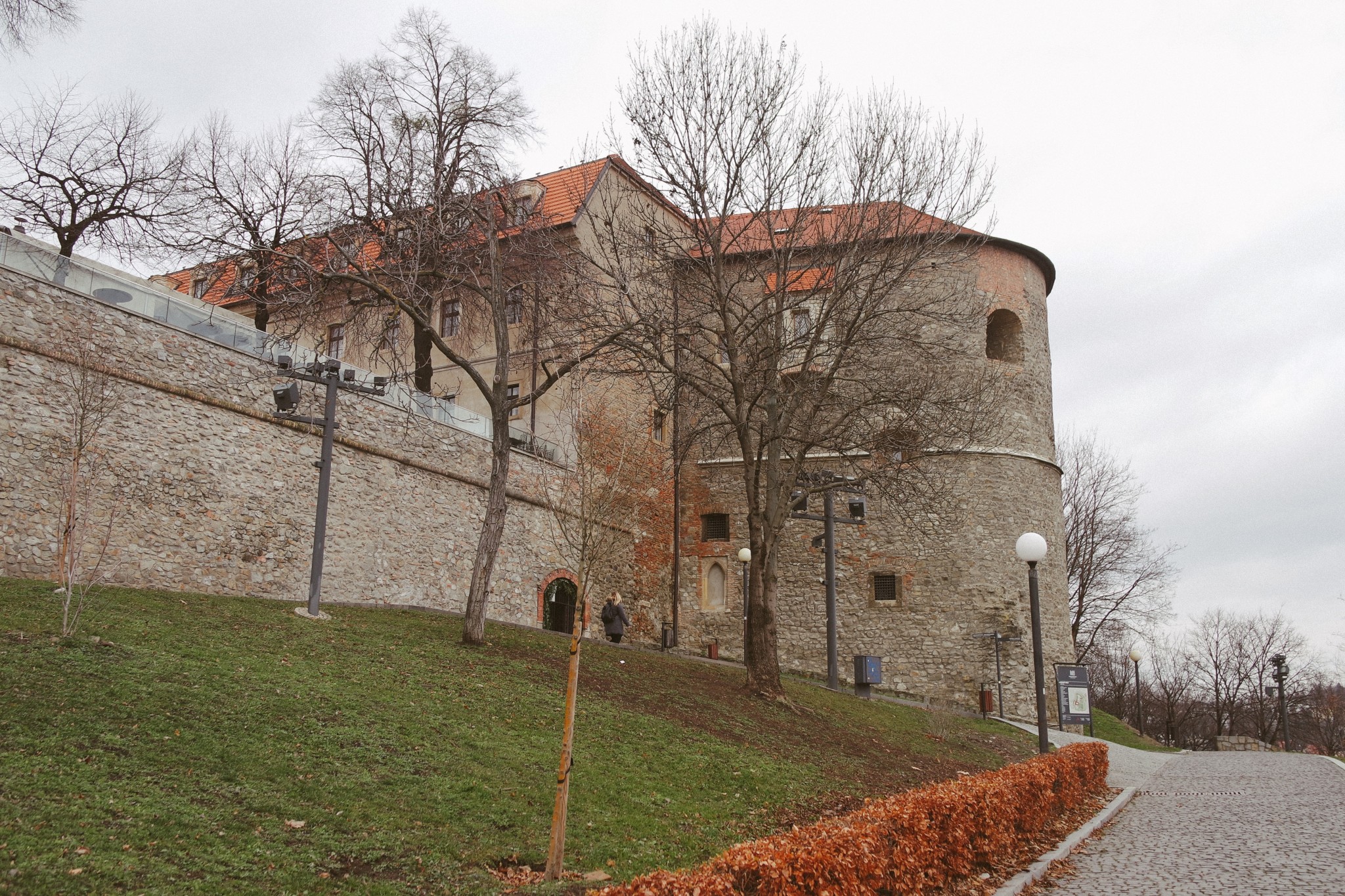 bratislavskiy-grad-stena