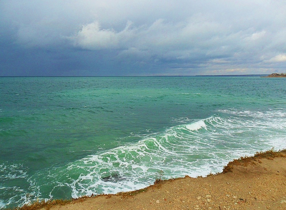 Черное море в октябре. Море в октябре. Махачкала море в октябре. Море волнуется фото. Море в октябре в России фото.