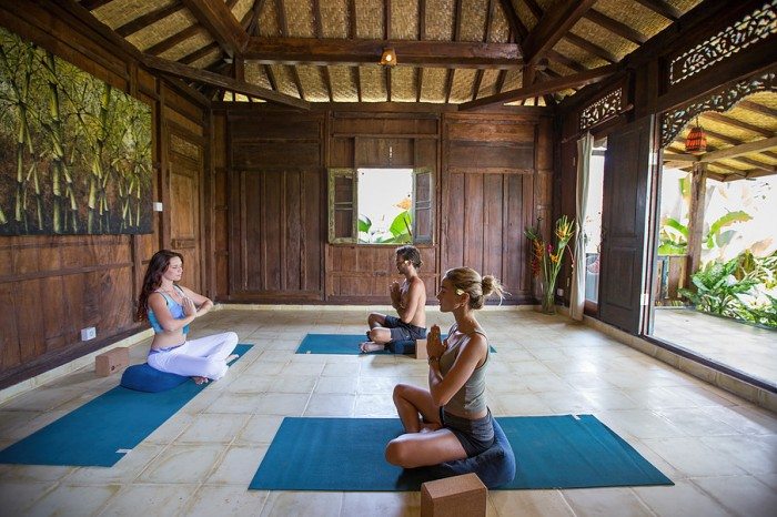 Йога остров. Ретрит центр на Бали. Спа салон Ангарск Самсара. Студия йоги Бали. Йога студия на Бали.