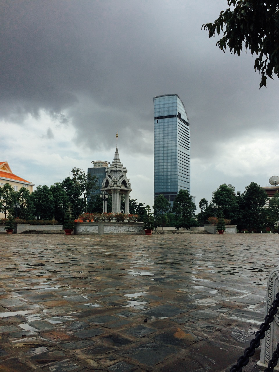 Путешествие по Камбодже: Небоскреб Vattanac Capital