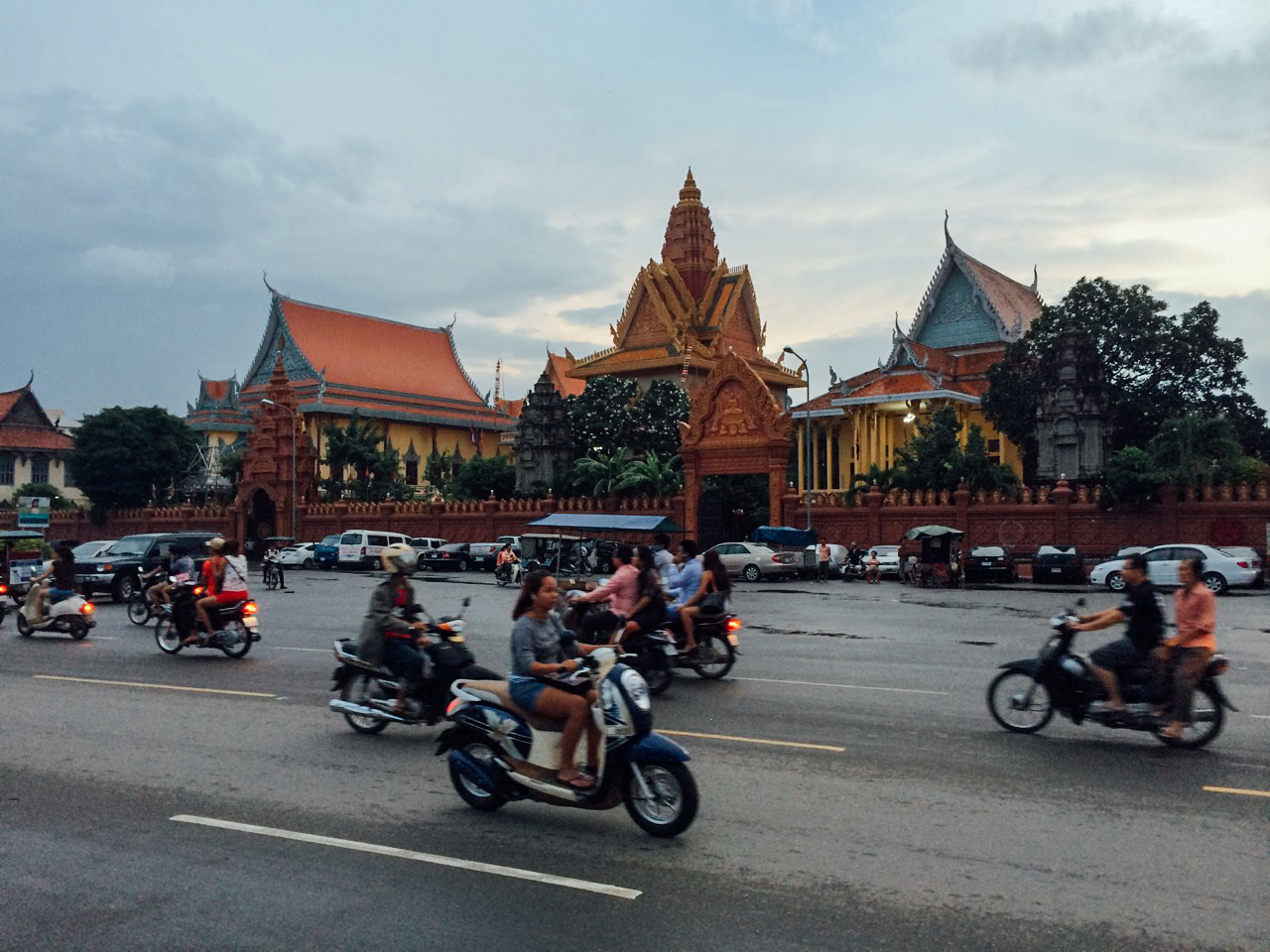 Путешествие по Камбодже: Храм Ват Уналом недалеко от набережной Сисоват