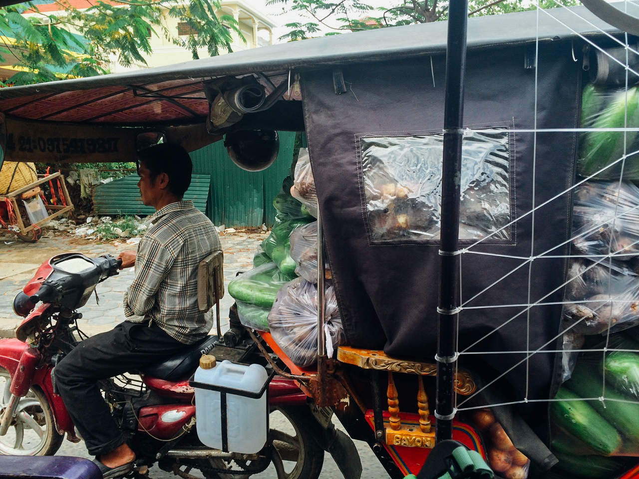 Путешествие по Камбодже: Кадр, снятый по дороге в аэропорт