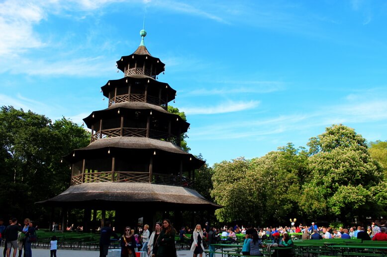 У Китайской башни в Английском саду расположен самый известный биргартен