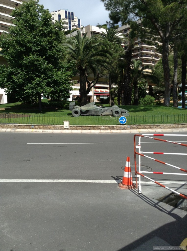 Памятник гоночной машине Формулы 1 в Монако