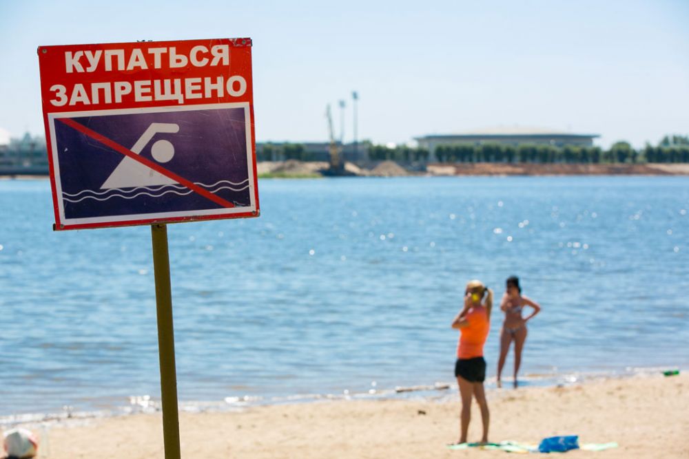 Знак можно плавать. Знак «купаться запрещено». Знаки запрещающие купание в водоемах. Купаться запрещено табличка. Знаки для купания в водоемах.