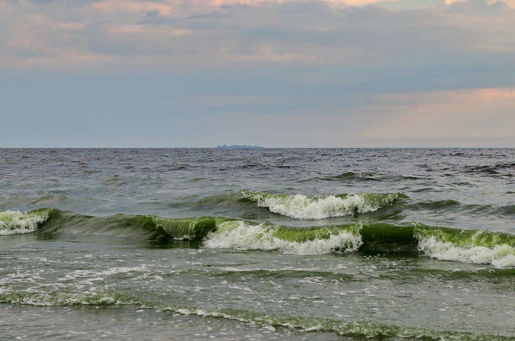 Балтийские стали. Акватория Балтийского моря. Балтийское море мелководное. Балтийское море желтое. Море зеленое Балтика.