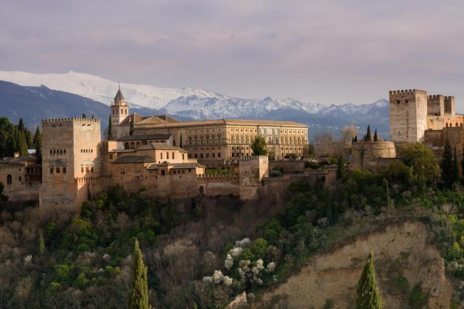 Дворец Альгамбра (арабск. Al Hamra — буквально «Красный замок») — это древний дворец и крепость Мавританских правителей провинции Гранада на юге Испании. 