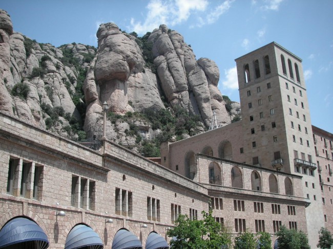 Монастырь, построенный еще в IX, получил такое же название Монтсеррат, что означает«разрезанные» или «зубчатые горы».