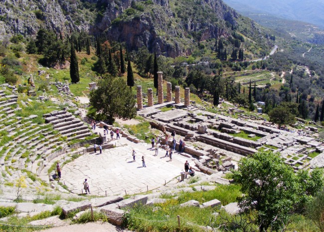 Одной из главных достопримечательностей древнего города Дельфы, является древний театр Delphi, расположенный на легендарной горе Парнас.