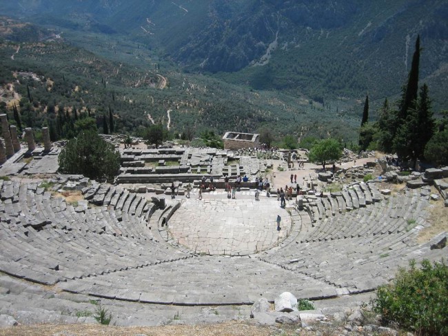 Для туристов показывают представления согласно традициям древнегреческого театра.