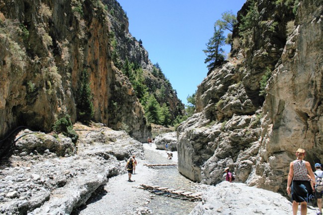 Самарийское ущелье находится на юго-западе острова Крит. Samaria самое длинное ущелье в Европе, его протяжённость более 16 километров. Райское место для любителей дикого пешеходного туризма. Ущелье является национальным заповедником.