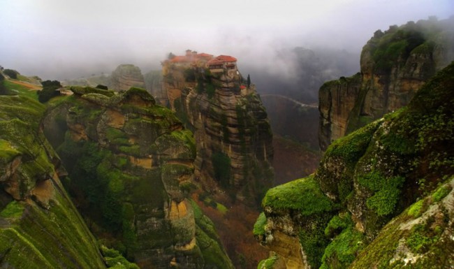 Монастырский комплекс Meteora, расположенный на вершинах скал в горах Фессалии, переводится не иначе, как «висящий в воздухе». Первые отшельники здесь поселились в 10 веке, а монастыри начали строить в 14 веке.