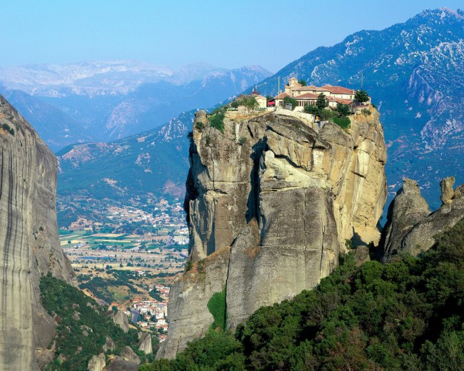 Монастырь Агия Триада - Расположен на вершине одной из самых живописных и стройных скал Метеоры. Добраться до вершины этой скалы можно только по 140 крутым ступеням