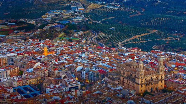 Андалусия (Andalucнa) - самая южная и самая веселая область Испании. Регион привлекает туристов своими праздниками и традициями.