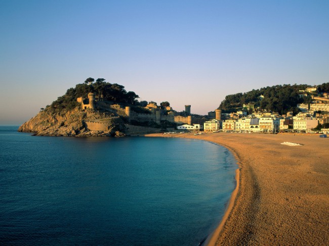 Ибица — остров, расположенный в Средиземном море, в 80 км от побережья Испании. Это третий по величине остров Балеарского архипелага, являющегося автономной областью Испании.