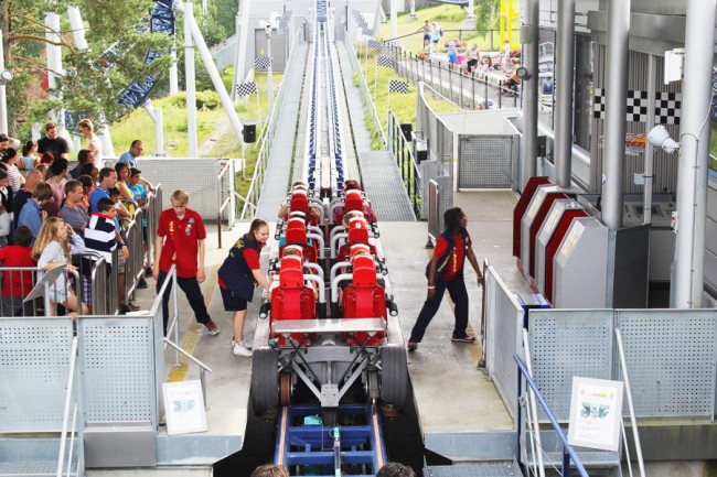 Поезд на аттракцион Speed Monster в парке Тусенфрид разгоняется до ста километров в час за две секунды