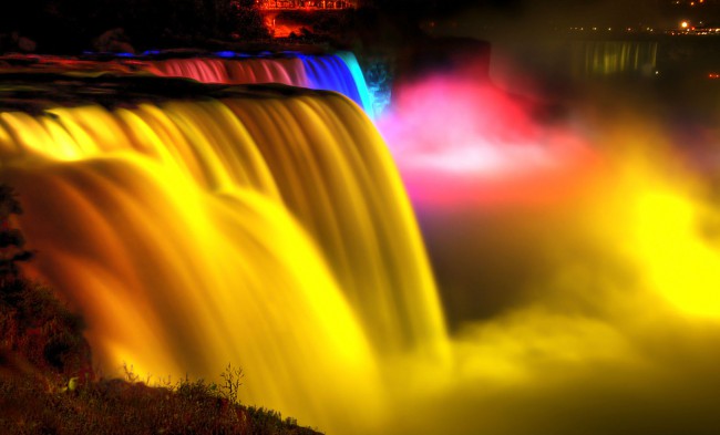 С начала ноября до первой недели января Ниагарский водопад освещается миллионами огней