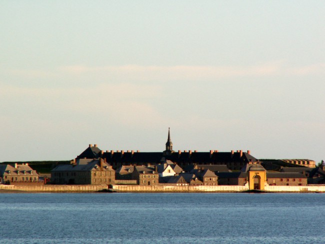 Вид на крепость Луисбург с моря