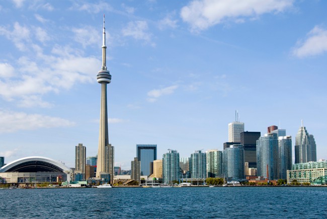 Си Эн Тауэр (553 метра), протыкающая небо над Торонто, видна в городе с любого места
