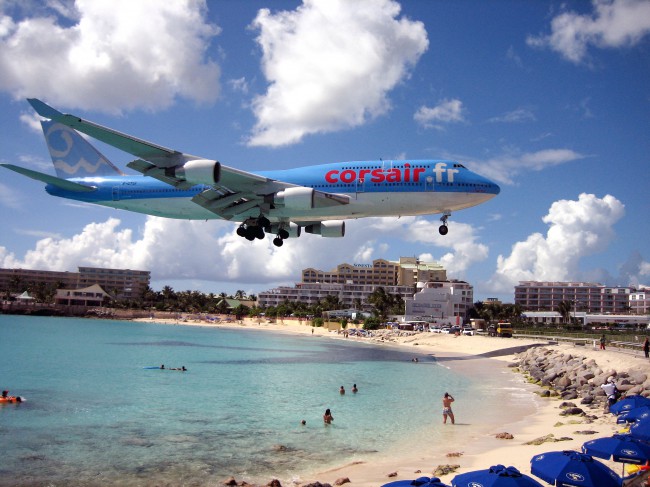 Международный аэропорт Карибского острова Сан-Мартен расположен возле пляжа Махо