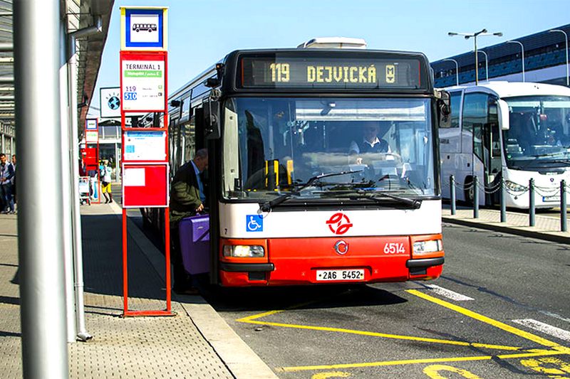Бюджетные путешественники выбирают автобус, чтобы добраться до центра Праги