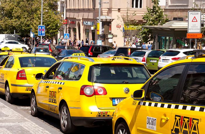 Пражское такси ожидает клиентов в аэропорту круглосуточно