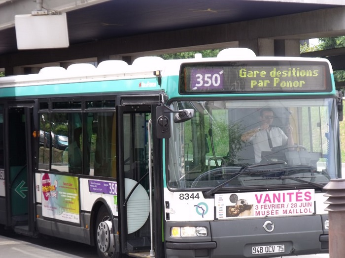 Городской автобус №350, проезжающий через воздушный порт Шарль де Голль