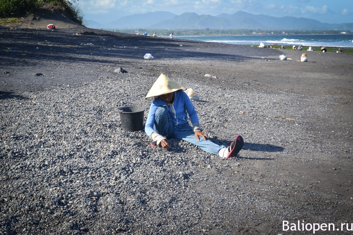 Живописный пляж с черным песком на Бали