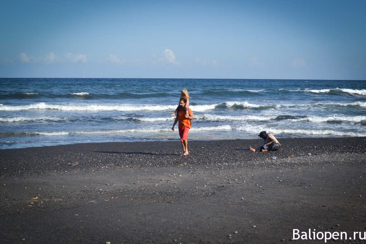Живописный пляж с черным песком на Бали