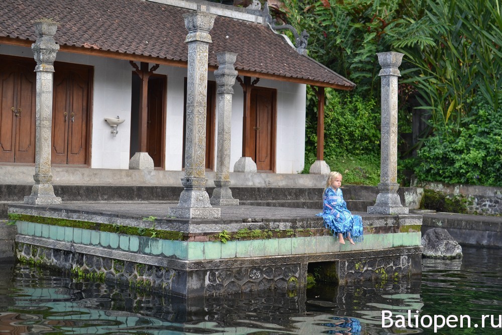 Водный дворец Тирта Ганга (Tirta Gangga) - красиво и живописно.