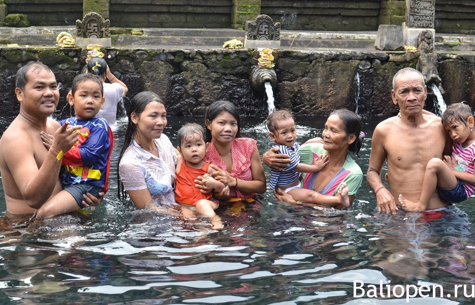 Тирта Эмпул (Tirta Empul) - священный источник и древний храм на Бали