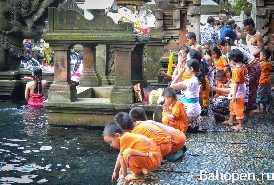 Тирта Эмпул (Tirta Empul) - священный источник и древний храм на Бали