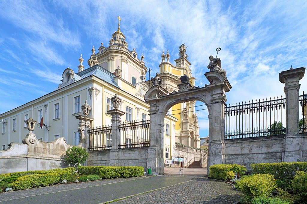Собор Святого Юра на площади Св. Юра, 5. Архитектурный стиль барокко-рококо.