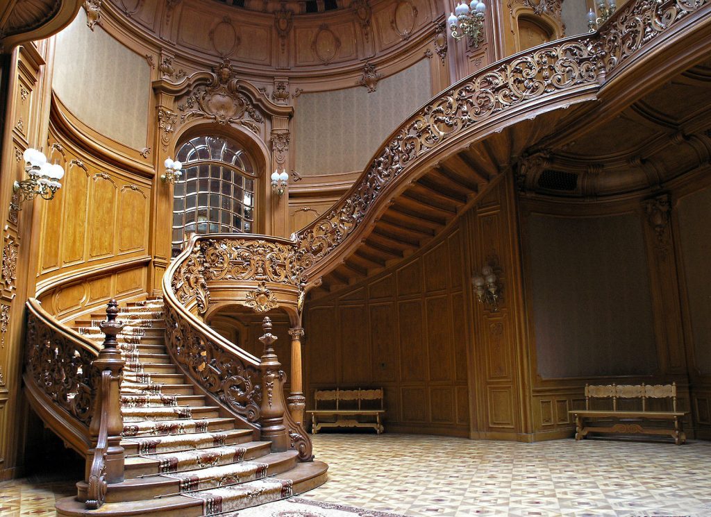 Винтовая лестница из натурального резбленого дерева в Доме Ученых во Львове.