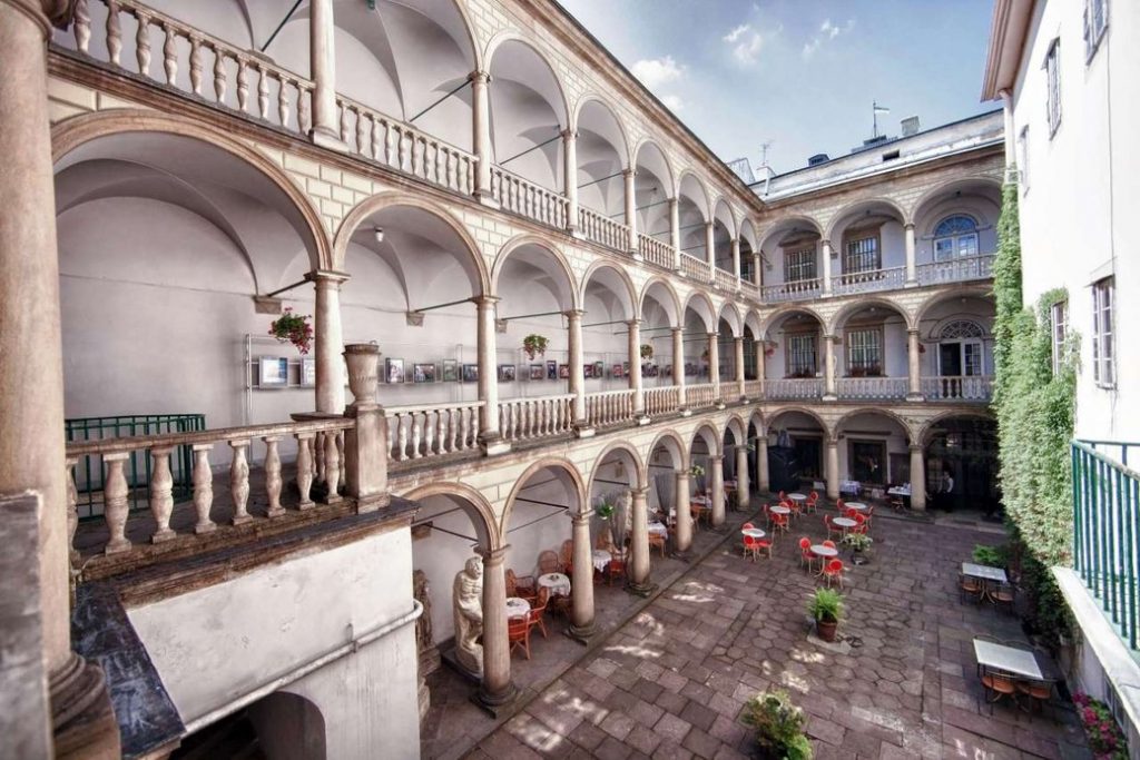 Итальянский дворик – одно из самых романтичных мест Львова. Верона в гостях украинского Льва.