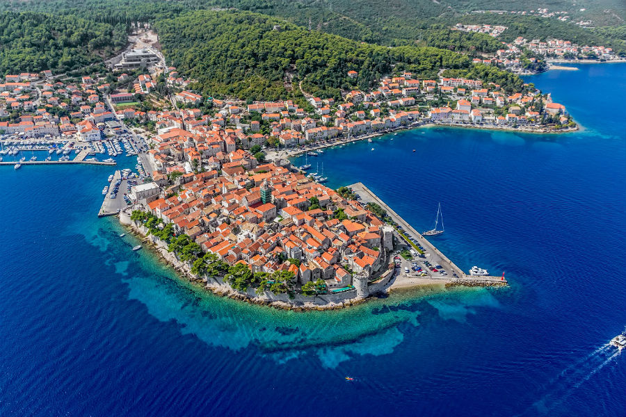 Корчула – один из самых масштабных и богатых культурным наследием островов в Хорватии, с наиболее благоприятными климатическими условиями для дайвинга и серфинга.