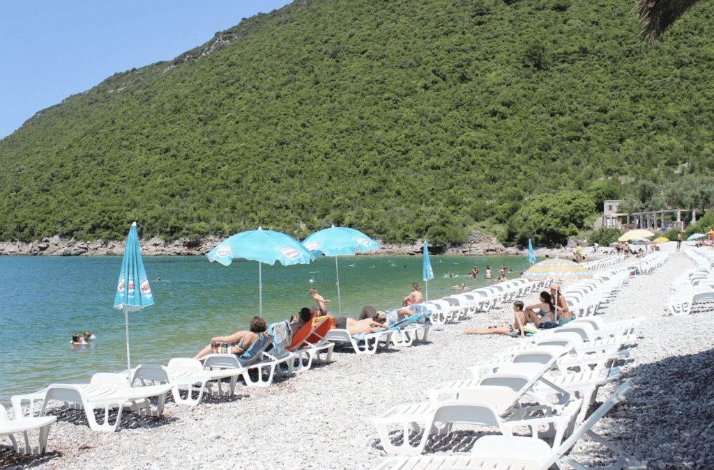 Пляж Жаница в Черногории инфраструктура