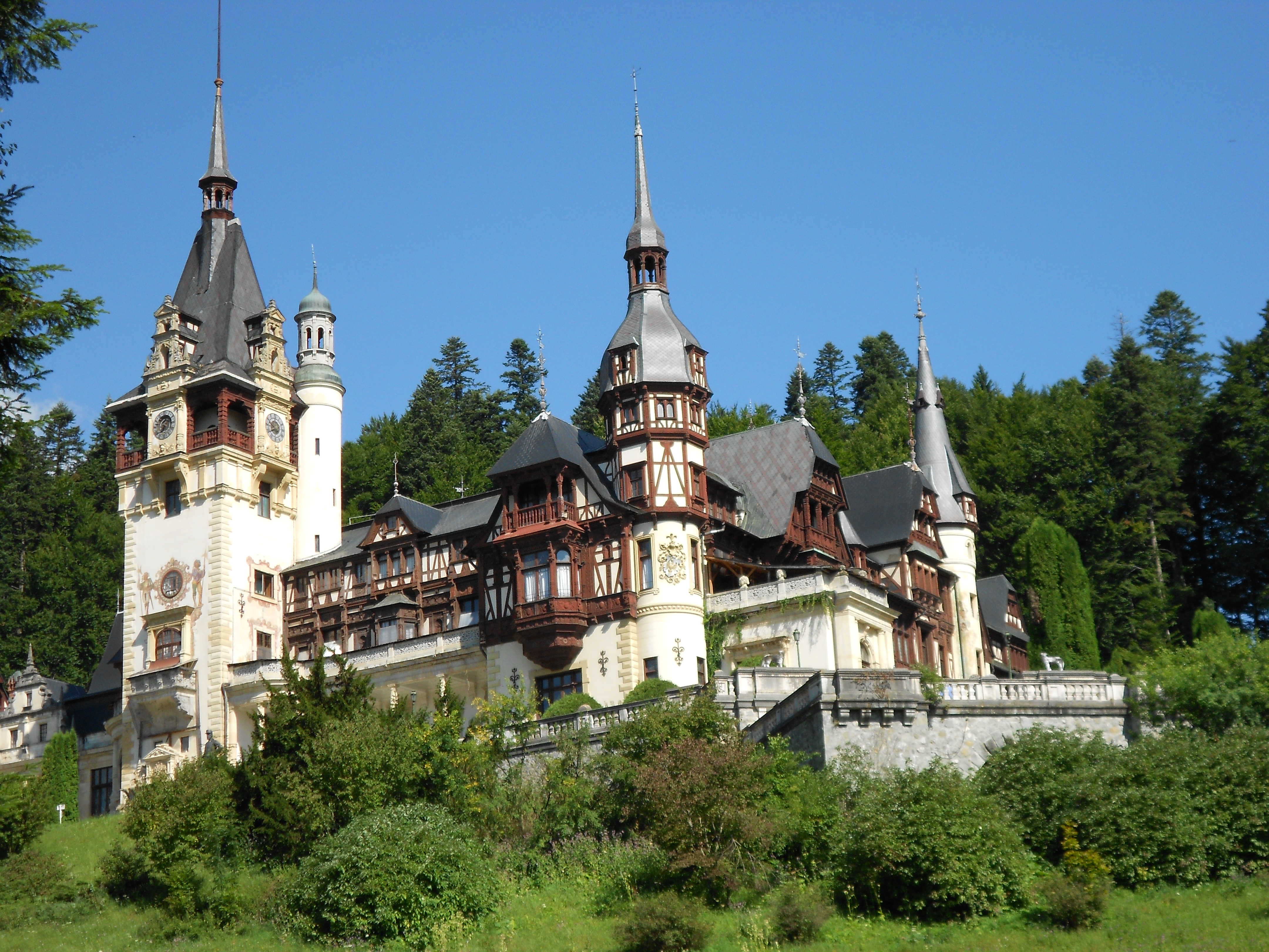 Замок пелеш. Замок Пелишор Румыния. Румынский замок Пелеш. Румыния Пелеш пейзажи.